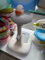 ⁦مساعد الاستحمام للأطفال على شكل بطة⁩ - الصورة ⁦2⁩